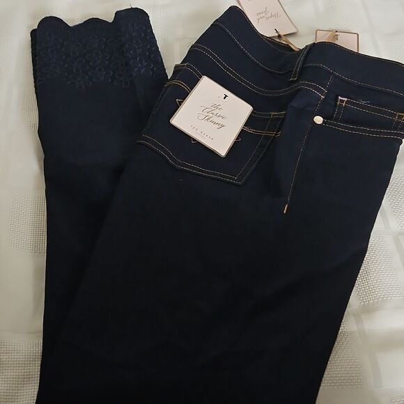 Women's Denim Embroidery Scalloped  Hem Jeans - Picture 11 of 16